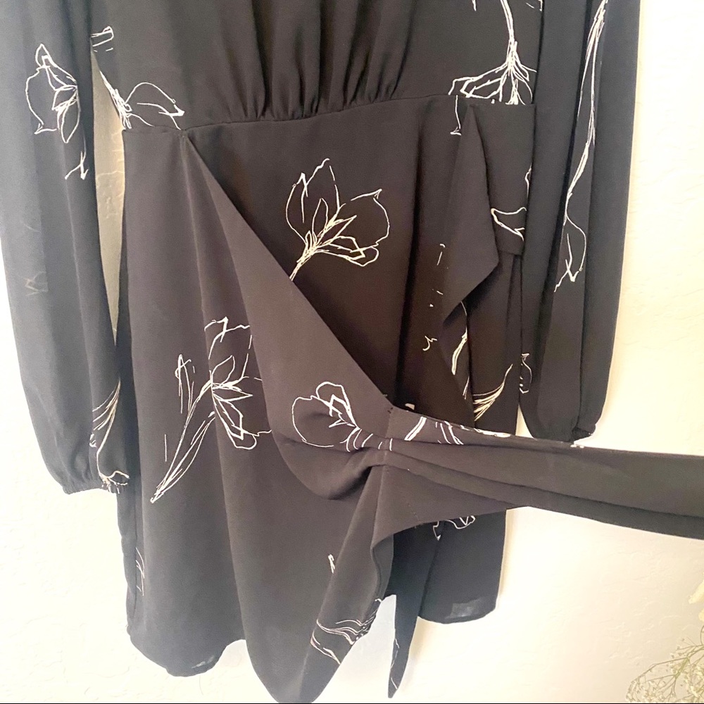 ASTR BLACK FLORAL WRAP MINI DRESS S - Picture 2 of 5